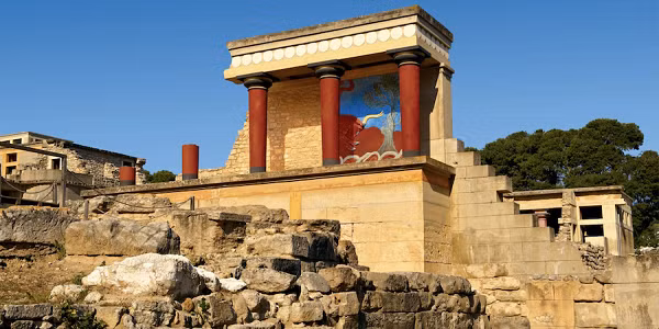 Trong khi các sử gia ngày càng khám phá thêm nhiều nguyên nhân khiến Đế chế La Mã sụp đổ thì bí ẩn vẫn bao trùm lên sự biến mất của Đế chế Minoan. Các giả thiết về sự sụp đổ bao gồm một lớp tro núi lửa làm mùa màng thất bát hoặc họ đã bị quân Hy Lạp chiếm quyền.