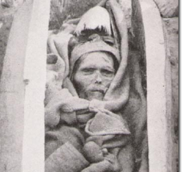 Trong một cuộc khai quật bên dưới lưu vực Tarim phía tây Trung Quốc, các nhà khảo cổ đã phát hiện ra hơn 100 xác ướp có tuổi thọ hơn 2000 năm. Xét nghiệm DNA đã củng cố giả thiết của ông là các xác ướp này mang bộ gien của người châu Âu. Tuy nhiên, vẫn chưa có lời giải thích nào về nguyên nhân tại sao những người này lại xuất hiện ở đây.