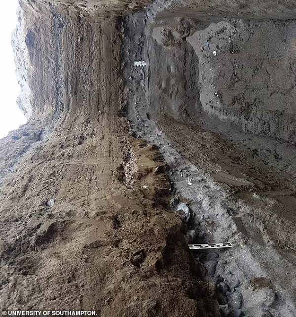 Vào 3.800 năm trước, con người sinh sống tại đây là cộng đồng thời đại đồ đá, vẫn sống chủ yếu bằng săn bắt hái lượm. Chuỗi siêu thảm họa đã lật tung các cấu trúc đá tới 2 lần, kèm theo một luồng sóng thần mạnh mẽ gây tàn phá khi nó ập vào lẫn khi nó chảy ngược ra biển và cuốn theo mọi thứ.