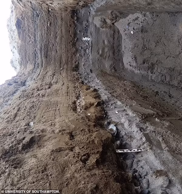 Vào 3.800 năm trước, con người sinh sống tại đây là cộng đồng thời đại đồ đá, vẫn sống chủ yếu bằng săn bắt hái lượm. Chuỗi siêu thảm họa đã lật tung các cấu trúc đá tới 2 lần, kèm theo một luồng sóng thần mạnh mẽ gây tàn phá khi nó ập vào lẫn khi nó chảy ngược ra biển và cuốn theo mọi thứ.