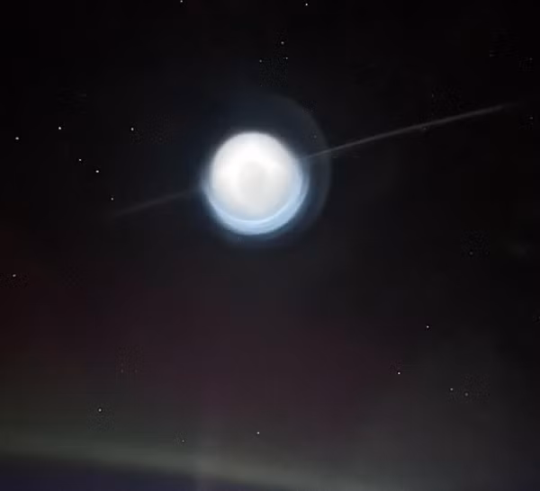 Máy ảnh đã chụp được tổng cộng 6 bức ảnh về quả cầu, điều này cho thấy rằng nó có thể đã xuất hiện trên bầu trời trong ít nhất 4 phút rưỡi.