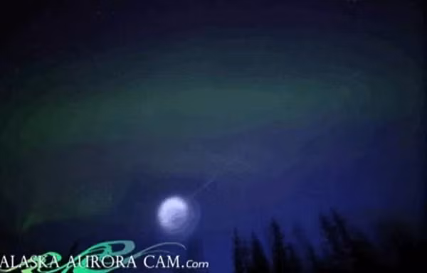 Mặc dù ánh sáng từ quả cầu đã bị thay đổi qua ống kính, song có thể thấy được rõ vật thể này có kích thước lớn hơn nhiều so với trăng rằm, vừa di chuyển, vừa xoay tròn một cách chậm rãi từ hướng đông bắc sang tây nam.