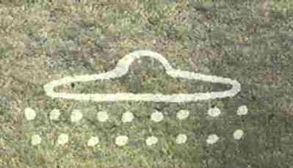 Trong quần thể hang động Niaux ở Pháp có một bức vẽ giống y hệt tàu vũ trụ của người ngoài hành tinh như thường được thấy trong các bộ phim khoa học viễn tưởng. Điều kỳ lạ là bức họa hang động này được vẽ trong khoảng 13.000 đến 10.000 năm TCN, tức vào thời kỳ đồ đá cũ.