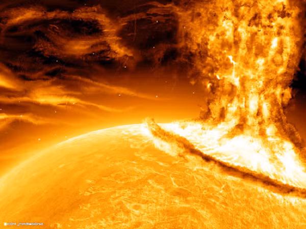 Thường chỉ kéo dài trong vài phút, sức nóng của bão Mặt trời tác động lên các vật liệu có thể lên đến hàng triệu độ và tạo ra một vụ nổ bức xạ trên phổ điện từ, bao gồm từ sóng vô tuyến đến tia X và tia gamma.