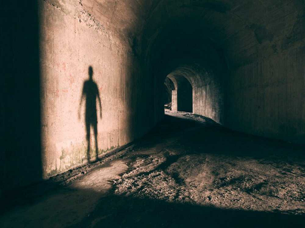 Cụ thể, khi họ ở York, người đàn ông đã chụp ảnh hành lang trong một quán rượu dẫn đến nhà vệ sinh vì anh nghĩ nó trông thật rùng rợn. Sau đó anh gửi bức ảnh sang cho bạn gái và không nghĩ gì thêm.