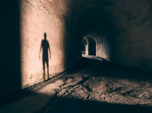 Cụ thể, khi họ ở York, người đàn ông đã chụp ảnh hành lang trong một quán rượu dẫn đến nhà vệ sinh vì anh nghĩ nó trông thật rùng rợn. Sau đó anh gửi bức ảnh sang cho bạn gái và không nghĩ gì thêm.