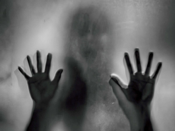 Tuy nhiên, vào lúc 1h48 sáng hôm sau, cả hai người đều nhận được tin nhắn lạ từ điện thoại của anh chàng với lời nhắn "bạn có thể gọi lại sau được không?".