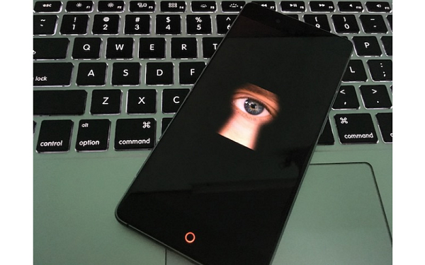 "Đó là một việc huyền bí hoặc ai đó đã xâm nhập vào số điện thoại của tôi và gửi tin nhắn thay tôi. Tôi không biết làm thế nào mà các tin nhắn đó xuất hiện, cả hai chúng tôi đều không gửi chúng", anh chia sẻ.