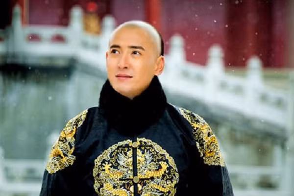 Năm 14 tuổi, Đa Nhĩ Cổn được phong làm Bối Lặc và chỉ 3 năm sau đó, ông đã dẫn binh xuất chinh tạo được ấn tượng vô cùng tốt với anh trai Hoàng Thái Cực (lúc này là hoàng đế) vô cùng hài lòng. Ông trở thành người đứng đầu của Chính Bạch Kỳ khi chỉ mới 17 tuổi.