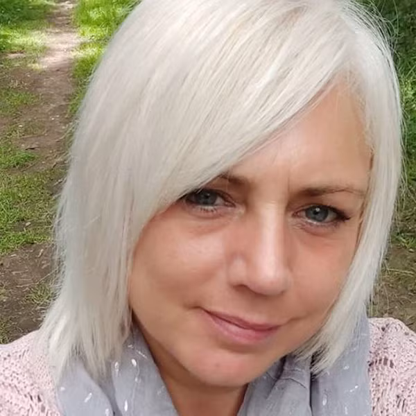 Cô Paula, 50 tuổi, sinh sống ở thành phố Bradford, Tây Yorkshire, Anh tiết lộ rằng cuộc gặp gỡ đầu tiên với người ngoài hành tinh xuất hiện khi cô mới 6 tuổi.