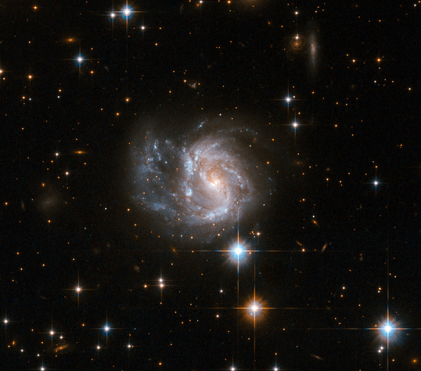 Được biết, phát hiện đến từ một tập hợp các quan sát của Hubble trong khuôn khổ dự án "Vườn thú thiên hà". Dự án này có sự tham gia của hàng trăm ngàn tình nguyện viên yêu thích thiên văn làm nhiệm vụ phân tích dữ liệu.