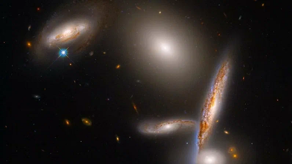 Hệ thống thiên hà VV 689 là kết quả hợp nhất của 2 thiên hà to lớn IRAS F09588+2002 và LEDA 29031, cùng thuộc chòm sao Sư Tử (Leo).