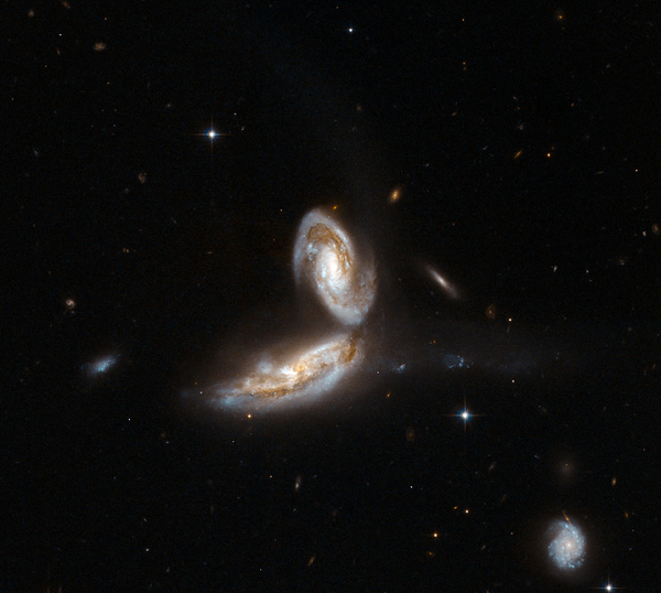 Hai thiên hà này đang xếp chồng lên nhau do trong quá trình hợp nhất, tạo nên một hình ảnh như đôi cánh đối xứng. Do đó nó được giới khoa học đặt một biệt danh đẹp đẽ là "Cánh Thiên Thần".