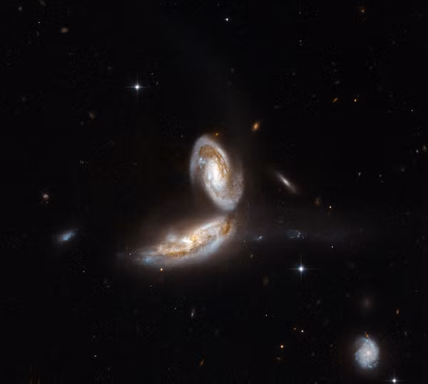 Hai thiên hà này đang xếp chồng lên nhau do trong quá trình hợp nhất, tạo nên một hình ảnh như đôi cánh đối xứng. Do đó nó được giới khoa học đặt một biệt danh đẹp đẽ là "Cánh Thiên Thần".