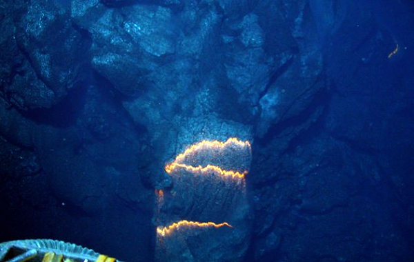 Hầu hết các trận động đất là do sự tương tác của các mảng; tuy nhiên, một số có liên quan đến núi lửa và sự chuyển động của magma.