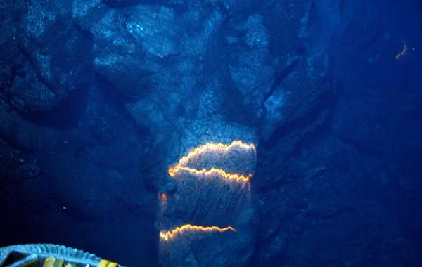 Hầu hết các trận động đất là do sự tương tác của các mảng; tuy nhiên, một số có liên quan đến núi lửa và sự chuyển động của magma.