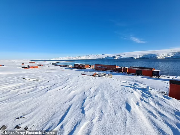 Orca Seamount cao 900 mét, là một ngọn núi lửa không hoạt động nằm dưới đáy khu vực eo biển Bransfeld, một ngõ hẹp giữa quần đảo Nam Shetland (thuộc châu Nam Cực) và mũi Tây Bắc của lục địa Nam Cực.