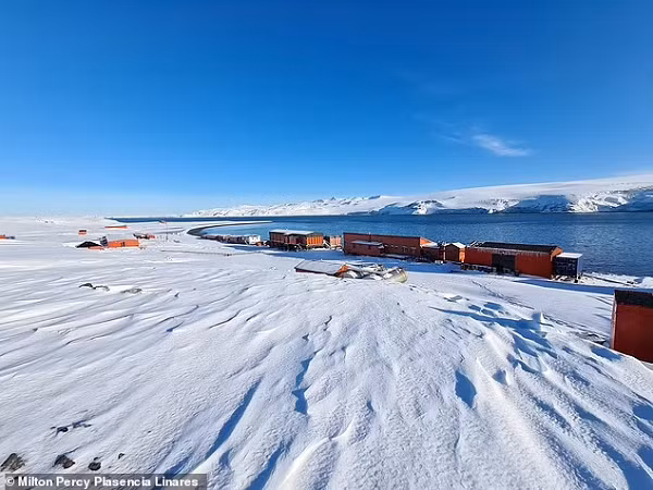 Orca Seamount cao 900 mét, là một ngọn núi lửa không hoạt động nằm dưới đáy khu vực eo biển Bransfeld, một ngõ hẹp giữa quần đảo Nam Shetland (thuộc châu Nam Cực) và mũi Tây Bắc của lục địa Nam Cực.