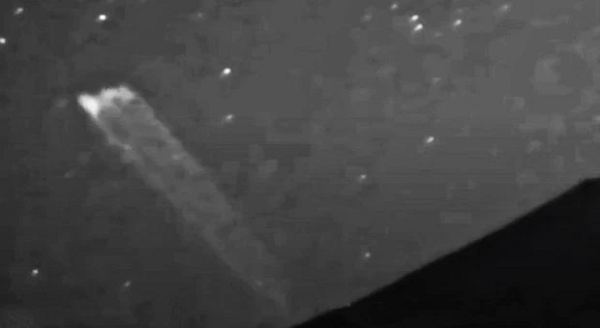 Cụ thể, một vật thể lạ có kích thước lớn bay ra từ miệng núi lửa, rồi bay lên chậm rãi trên bầu trời đêm. Scott tin rằng vật thể này dài khoảng 500 mét và "100%" là một "chiếc tàu có cánh đơn" đến từ bên ngoài không gian.