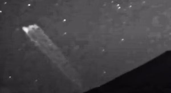 Cụ thể, một vật thể lạ có kích thước lớn bay ra từ miệng núi lửa, rồi bay lên chậm rãi trên bầu trời đêm. Scott tin rằng vật thể này dài khoảng 500 mét và "100%" là một "chiếc tàu có cánh đơn" đến từ bên ngoài không gian.