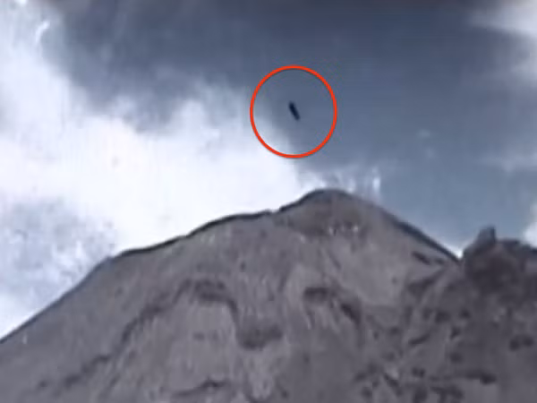 Nhiều ý kiến cho rằng UFO được nhìn thấy khi núi lửa phun trào chỉ là những hình dạng đơn giản hình thành từ quá trình bốc hơi nhanh và mạnh. Chúng không thể được coi là tàu vũ trụ của người hành tinh.