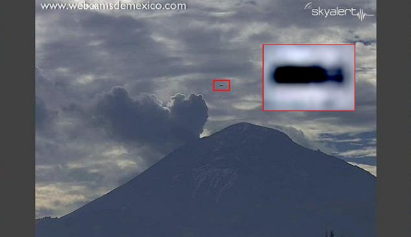 Các đốm sáng và vật thể bay không xác định (UFO) này, trong đó có một vật thể hình điếu xì gà, xuất hiện trùng với thời điểm 4 đợt phun trào của ngọn núi lửa.