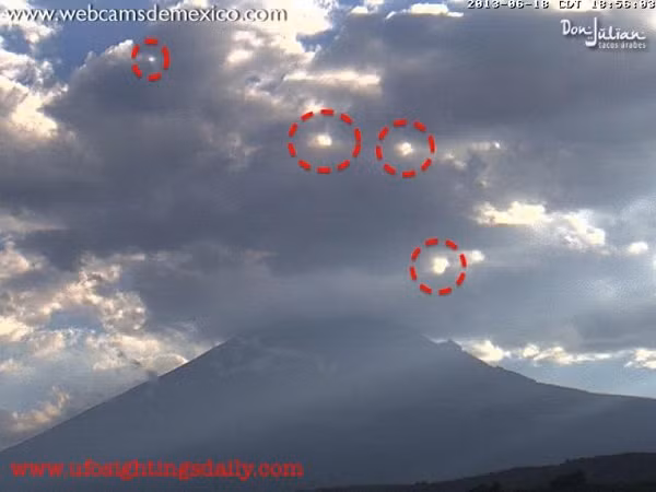 Ngày 13/5/2013, cũng tại đây ghi hình được cảnh một UFO bay từ bên ngoài vào bên trong miệng của ngọn núi lửa. Một cảnh tượng hết sức ngoạn mục và không thể lý giải nổi.