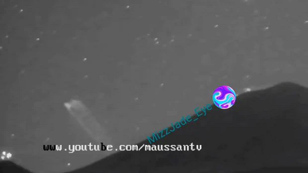 Mới đây, một đoạn phim kỳ lạ được ghi lại trên một camera thường trực giám sát núi lửa vào lúc 4:50 sáng thứ Ba (29/3) đã được thợ săn UFO nổi tiếng Scott C Waring đăng tải xảy ra ở núi lửa Popocatepetl.