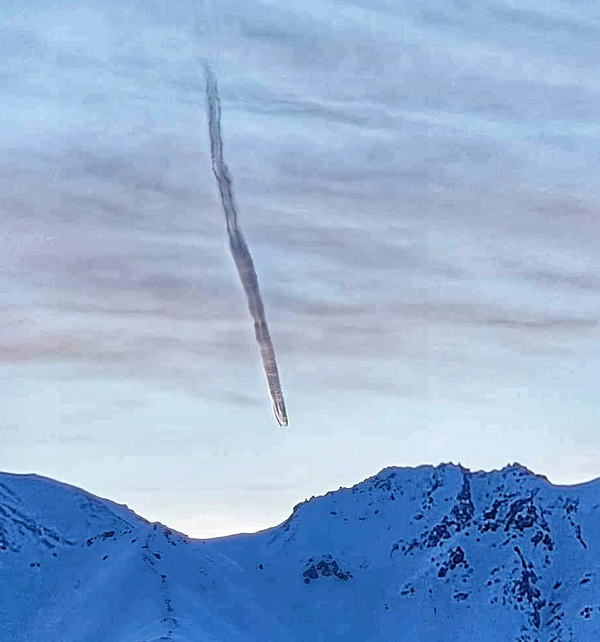 Nhiều cư dân mạng bình luận, đây là hoạt động của quân đội nhưng phần lớn đều tin rằng đây chính là UFO của người ngoài hành tinh hoặc một thiên thạch lao vào Trái đất.