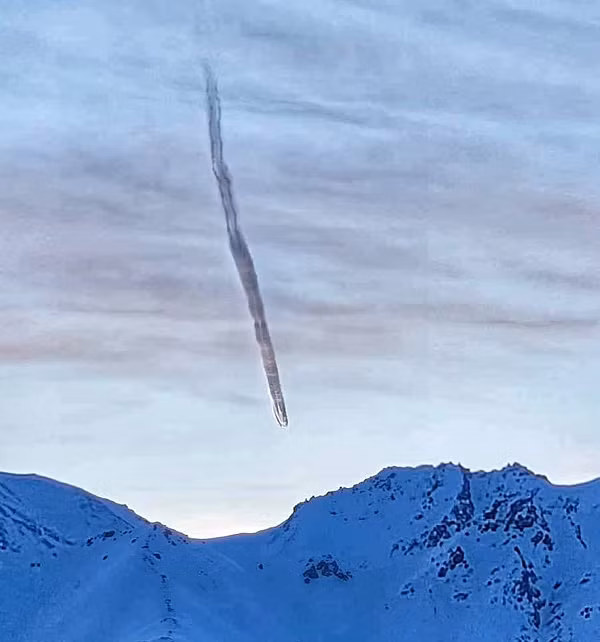 Nhiều cư dân mạng bình luận, đây là hoạt động của quân đội nhưng phần lớn đều tin rằng đây chính là UFO của người ngoài hành tinh hoặc một thiên thạch lao vào Trái đất.