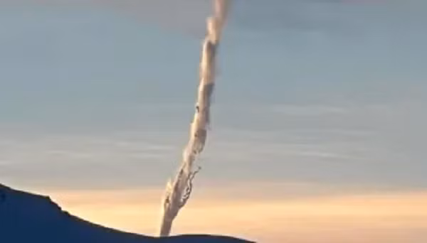 Đây là hoạt động bay bình thường trên đường đến sân bay JFK ở New York, Mỹ. Cuối cùng, nhân viên điều tra kết luận, đám mây trông kỳ lạ là sự tương phản từ máy bay thương mai kết hợp với mặt trời mọc đã tạo ra cảnh tượng độc đáo trên bầu trời khu vực núi Lazy.