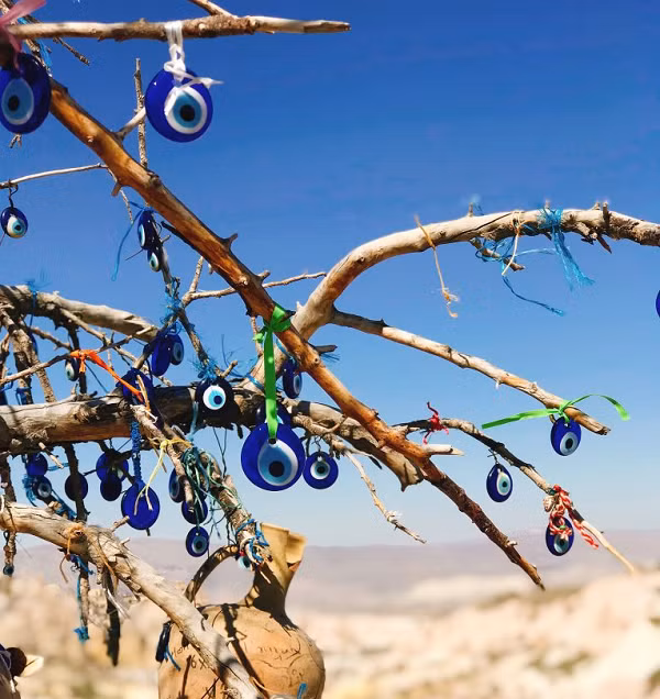 Mắt quỷ thường có màu xanh đại dương với nhiều kích cỡ khác nhau, chủ yếu là hình tròn. Chiếc bùa sẽ đi theo chủ nhân và bảo vệ chủ nhân khỏi những điều xui xẻo.