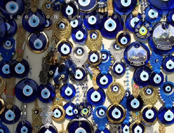 “Những lá bùa đó đã được khai quật ở vùng Tell Brak, một trong những thành phố cổ nhất của Mesopotamia, nơi hiện nay là Syria. Chúng được làm bằng đá vôi với đôi mắt được chạm nổi”, tiến sĩ Nese Yildiran tại Đại học Bahcesehir (Thổ Nhĩ Kỳ) cho biết.