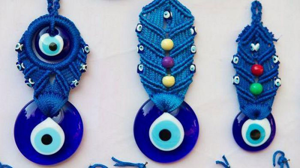 Những truyền thuyết về mắt quỷ đã xuất hiện ở vùng Trung Đông cách đây hàng ngàn năm và lan rộng ra nhiều vùng trên thế giới từ Ý, Hy Lạp đến Mexico, Brazil và Ấn Độ, Trung Hoa, v.v. Mắt quỷ có mặt trong nhiều tôn giáo như Do Thái giáo, Phật giáo... Nó cũng hiện diện trên nhiều nền văn hóa khác nhau.