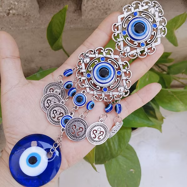 Đã có rất nhiều mặt dây chuyền hình Con mắt Horus màu xanh biếc đã được khai quật từ Ai Cập và những hạt cườm mắt quỷ màu xanh đã được người Phoenician, người Assyrian, người Hy Lạp, người La Mã sử dụng.