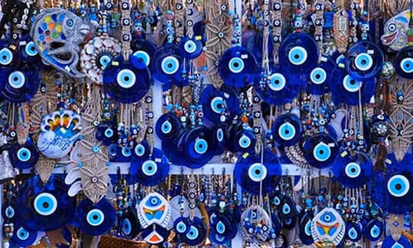 Người ta cho rằng, mắt quỷ hình thành từ sự thèm khát, đố kỵ, ghen tuông. Nó nhập vào ai đó và lan đi, gây nên những căn bệnh giống như một thứ dịch mà không rõ căn nguyên.