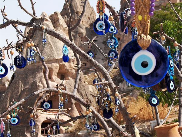 Ngày nay, những chiếc bùa mắt quỷ là đồ lưu niệm đặc trưng, dễ dàng tìm được ở nhiều nước trên thế giới, đặc biệt là các nước ở khu vực Địa Trung Hải.