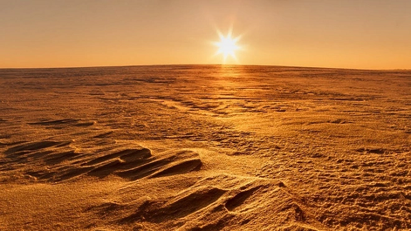 Một nghiên cứu của Jennifer Wadsworth và Charles Cockell thuộc Trường đại học Edinburgh cho thấy bề mặt của sao Hỏa vô cùng chết chóc, cơ bản sẽ không cho phép bất kỳ tế bào nào tồn tại.