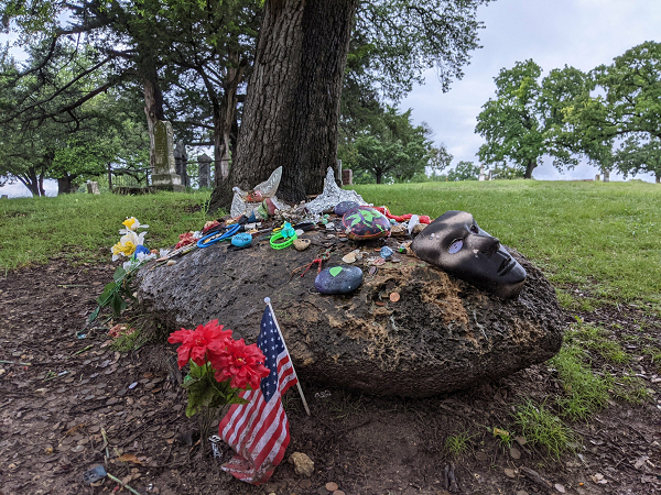 Khi đó, một chuyên gia đã đến tận nơi để khảo sát, và những gì ông nói càng làm cho dân bản xứ không thể tưởng tượng được. Chuyên gia khẳng định đây không phải là khí cầu mà là phi thuyền của người ngoài hành tinh đến từ sao Hỏa, và cái xác bị cháy kia chính là sinh vật có trí tuệ sống trên sao Hỏa.