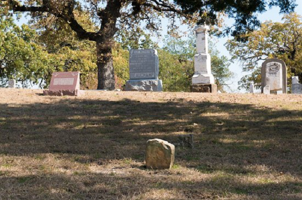 Nhiều năm sau, một đoàn phim truyền hình “Thợ săn UFO" đã đến Aurora để điều tra sự thật về vụ tai nạn UFO năm đó, họ sử dụng radar xuyên đất để tìm mộ của người ngoài hành tinh và chụp ảnh xác chết bên trong mộ.