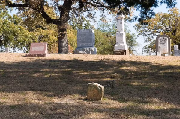 Nhiều năm sau, một đoàn phim truyền hình “Thợ săn UFO" đã đến Aurora để điều tra sự thật về vụ tai nạn UFO năm đó, họ sử dụng radar xuyên đất để tìm mộ của người ngoài hành tinh và chụp ảnh xác chết bên trong mộ.