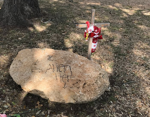 Theo báo cáo, các mảnh vỡ từ hiện trường vụ tai nạn đã được đổ xuống một cái giếng gần đó, nằm bên dưới cối xay gió bị hư, trong khi số khác được chôn cùng di thể người ngoài hành tinh trong mộ.