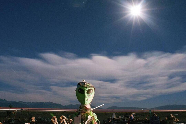 Tuy nhiên, người ta chỉ nhìn thấy một bia mộ kỳ lạ không có tên và ngày tháng ở nghĩa trang đó. Còn xác người ngoài hành tinh đã không cánh mà bay. Hiện tại vẫn chưa có kết luận về vụ tai nạn UFO này.