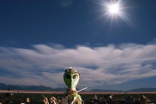 Tuy nhiên, người ta chỉ nhìn thấy một bia mộ kỳ lạ không có tên và ngày tháng ở nghĩa trang đó. Còn xác người ngoài hành tinh đã không cánh mà bay. Hiện tại vẫn chưa có kết luận về vụ tai nạn UFO này.