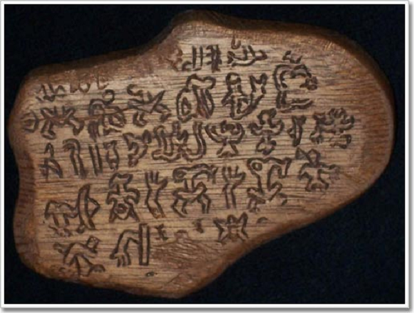 Được xem là một điều bí ẩn nữa của đảo Phục Sinh, Rongorongo là tên của bản thảo viết bằng chữ tượng hình do những cư dân đầu tiên của đảo viết ra. Ngôn ngữ này đã biến mất từ lâu khiến cho việc giải mã bản thảo trở nên vô vọng.