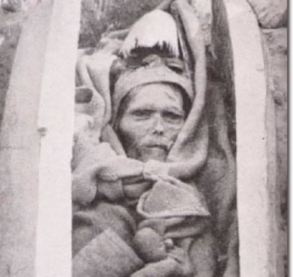 Trong một cuộc khai quật bên dưới lưu vực Tarim phía tây Trung Quốc, các nhà khảo cổ đã phát hiện ra hơn 100 xác ướp có tuổi thọ hơn 2000 năm. Xét nghiệm DNA đã củng cố giả thiết của ông là các xác ướp này mang bộ gien của người châu Âu. Tuy nhiên, vẫn chưa có lời giải thích nào về nguyên nhân tại sao những người này lại xuất hiện ở đây.