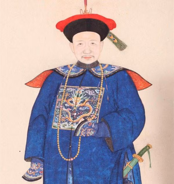 Tương truyền trong một lần thiết triều, hoàng đế Càn Long đột nhiên viết một chữ "Thiện" trước mặt tất cả bá quan văn võ. Khi ấy, mọi người đều cười vì nghĩ rằng chữ "Thiện" ở đây là thiện ý, ý tốt. Thế nhưng, duy chỉ có Hòa Thân lập tức thay đổi sắc mặt, trở nên sợ hãi và hoảng loạn.