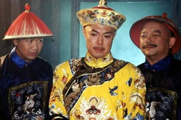 Theo đó, dù bất cứ hoàng tử nào của Càn Long lên ngôi thì Hòa Thân vẫn phải đối mặt với nhiều sóng gió và khó khăn, không thể lộng hành như trước nữa. Và quả thật sau này, khi vua Càn Long qua đời, con trai ông là Gia Khánh lên ngôi đã quyết định xử tội tham quan Hòa Thân.