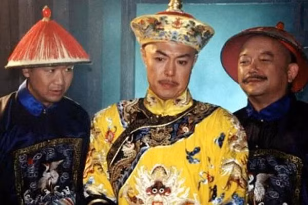 Theo đó, dù bất cứ hoàng tử nào của Càn Long lên ngôi thì Hòa Thân vẫn phải đối mặt với nhiều sóng gió và khó khăn, không thể lộng hành như trước nữa. Và quả thật sau này, khi vua Càn Long qua đời, con trai ông là Gia Khánh lên ngôi đã quyết định xử tội tham quan Hòa Thân.