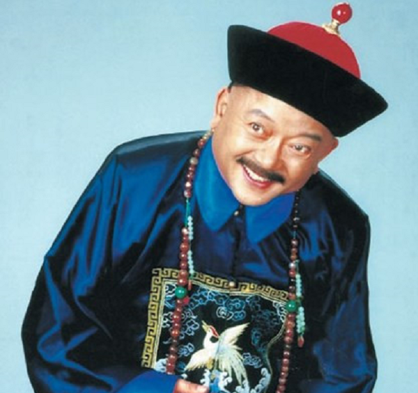 Hóa ra, chỉ có mình Hòa Thân hiểu được chữ "Thiện" mà hoàng đế Càn Long viết không phải có nghĩa là thiện ý, mà là thiện vị - tức nhường ngôi. Nguyên nhân là do quan hệ của ông Hoà Thân với các hoàng tử không được tốt đẹp.